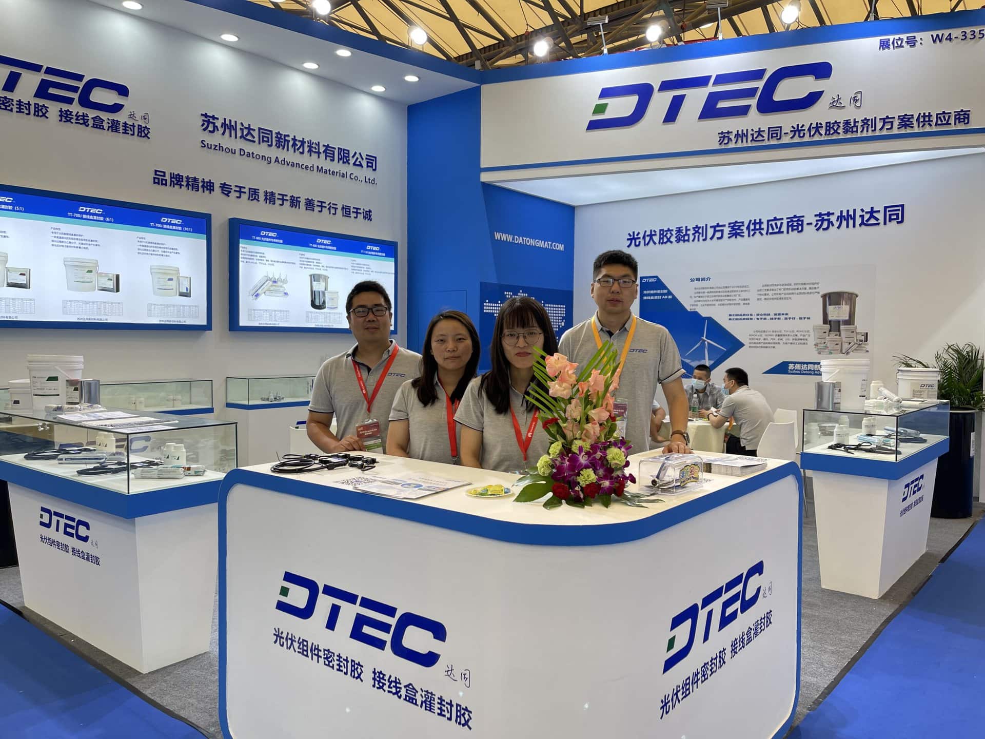 DTEC employees display silicone sealants at the exhibition.